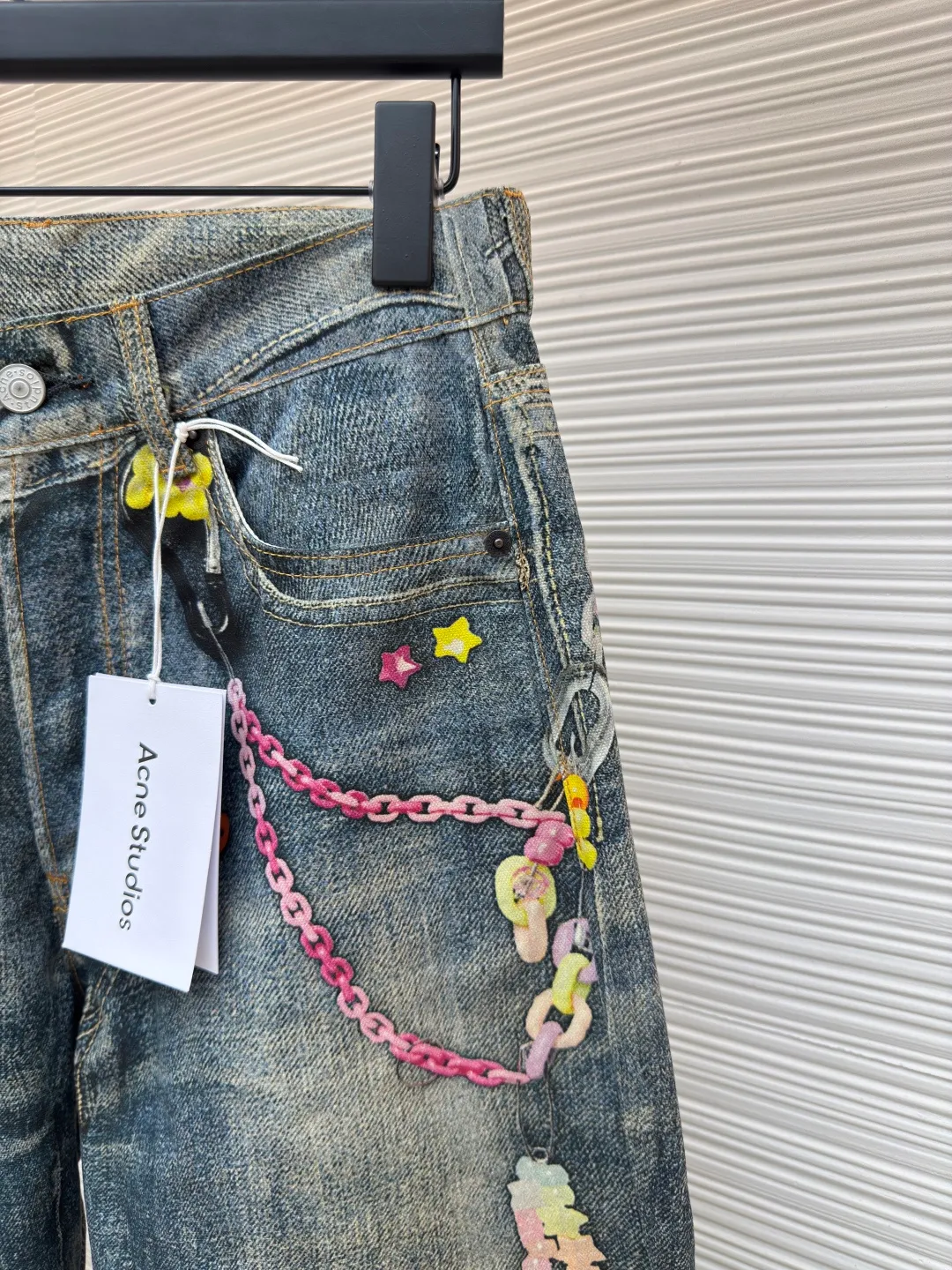 Acne Studios chain 3D printed straight jeans ●Authentic product: Purchased and developed by 4379 ●Item number: 1680156-A75 ●Material: denim ●Technology: Printing ●Version: fitted version ●Weight: about 600 grams ●Size: 42-44-46-48-50-52 ●Description: 1981M jeans are loosely cut, low-waisted, wide-legged and long. Decorated with a seasonal trompe l'oeil print and made from mid-blue washed non-stretch denim. The overall wiring is straight and delicate, the fabric is comfortable and soft, and the color is consistent without color difference. It can be matched with the same style to create a fashionable look and control various occasions. Customized accessories, complete with three standards, same style for men and women!